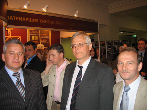 Исп. директор РБО А. Руденко (в центре).jpg