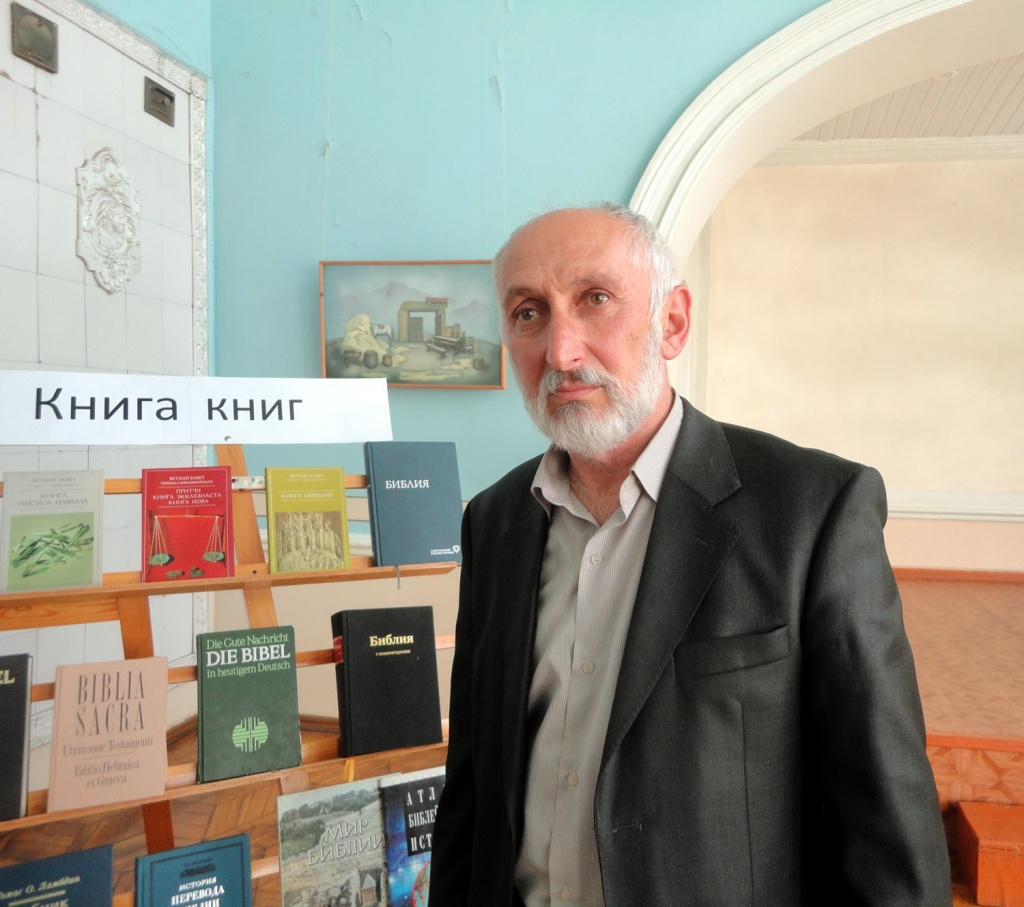 Казбек Мамукаев-писатель, переводчик книги Бытие на современный осетинский язык.jpg