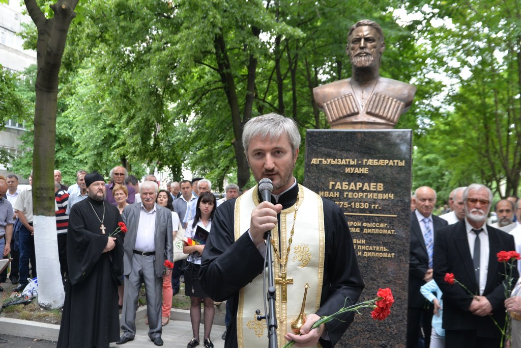 На открытии памятника И.Ялгузидзе.jpg