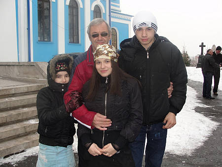 Маирбек Будаев с детьми.jpg