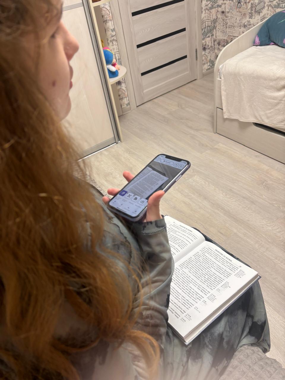 Александра за чтением Евангелия.jpg