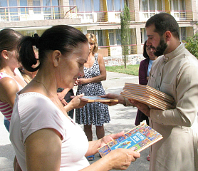 Евпаторийские священники передали в дар духовную литературу беженцам с юго-востока Украины